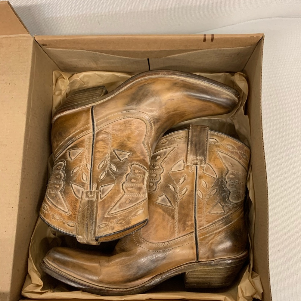 Low cowboy boots